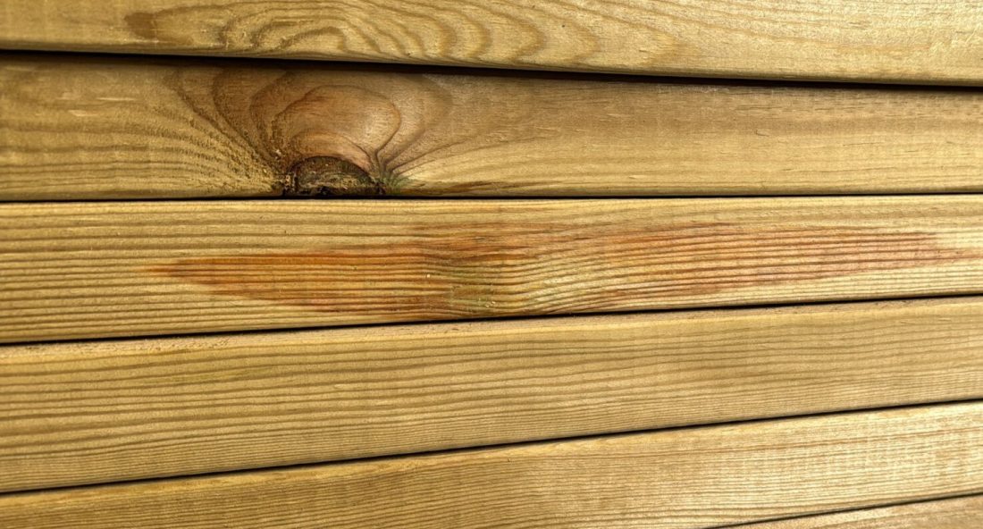 Vigas de pino estructural clasificado C24 apiladas en almacén de madera con marcado CE visible