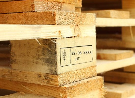 Marcado ISPM-15 en madera de embalaje con símbolo CIPF, código de país ES y tratamiento térmico HT