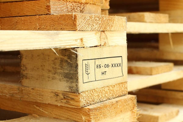 Marcado ISPM-15 en madera de embalaje con símbolo CIPF, código de país ES y tratamiento térmico HT